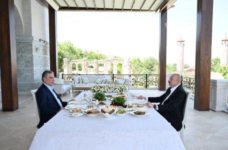 Əliyevlə Berdiməhəmmədov Füzuli və Şuşada oldu-BERDİMƏHƏMMƏDOVA “DOSTLUQ” ADLI QARABAĞ ATI HƏDİYYƏ EDİLDİ, TÜRKMƏN RƏSMİSİNİN SƏFƏRİ BAŞA ÇATDI – FOTOLAR – YENİLƏNİB – (5)