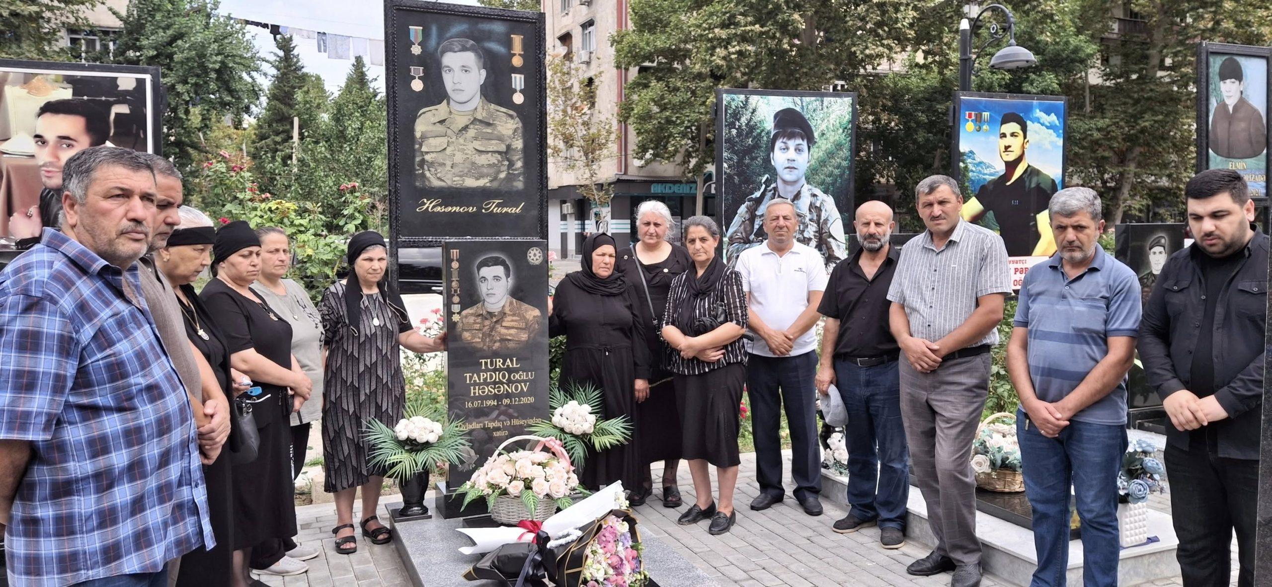 “Elə istəyirəm ki, iki qardaş ikiniz də ələ-ələ verib gələsiniz…Sizə çox ehtiyacım var…Sizsiz yaman darıxıram…”-ŞƏHİD TURAL VƏ MUSA HƏSƏNOVLARIN ANASI NƏHAYƏT HƏSƏNOVA   – ŞƏHİD QARDAŞLARDAN TURAL HƏSƏNOVUN BU GÜN 31 YAŞI TAMAM OLUR – FOTOLAR – YENİLƏNİB – (1)