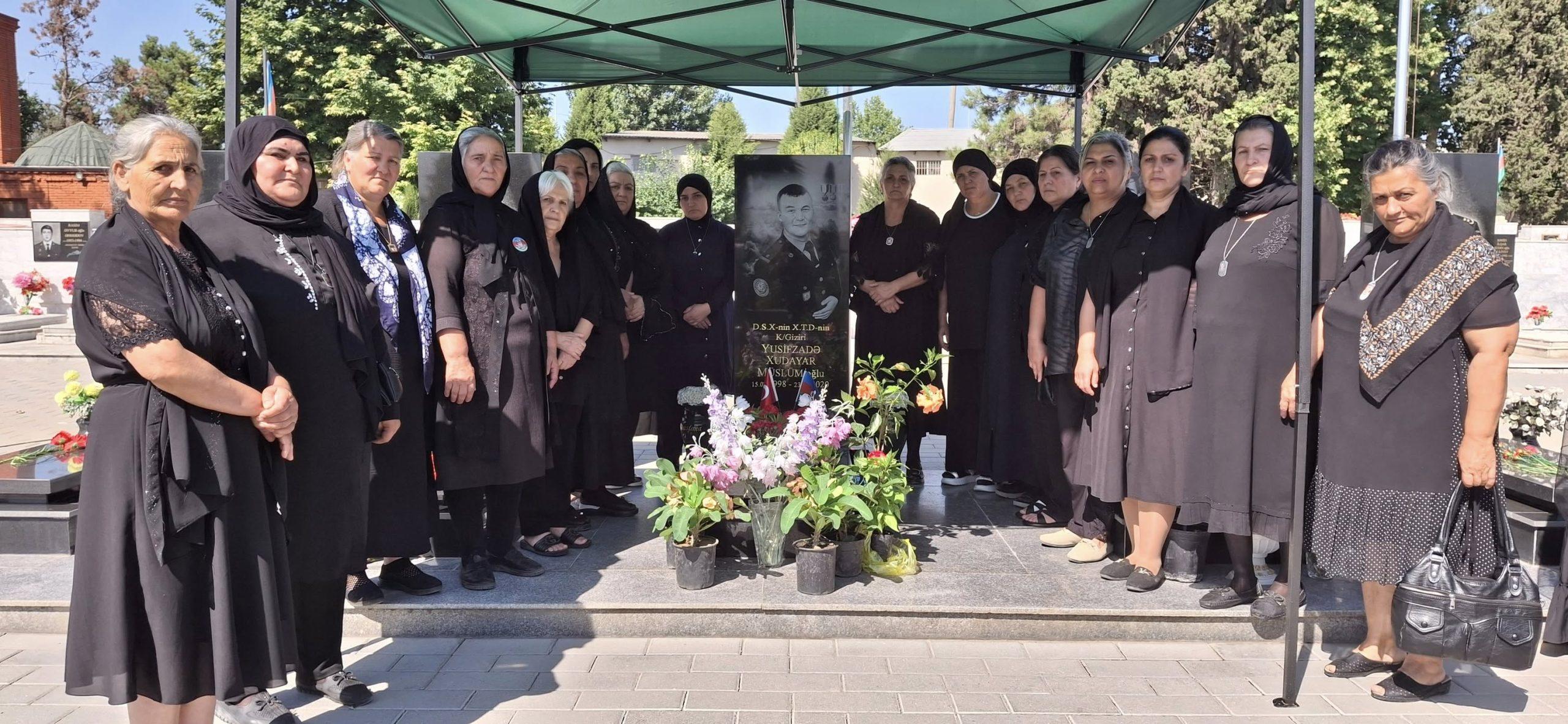 27 yaşı tamam, Cənnətdəki beşinci doğum günü olan “Azərbaycan Bayrağı” ordenli-İKİNCİ VƏTƏN MÜHARİBƏSİ ŞƏHİDİ XUDAYAR YUSİFZADƏ-MƏZARI ZİYARƏT OLUNDU, “XUDAYAR TƏSNİFİ” İFA EDİLDİ, ADINA EHSAN SÜFRƏSİ AÇILDI – FOTOLAR – YENİLƏNİB – (1)