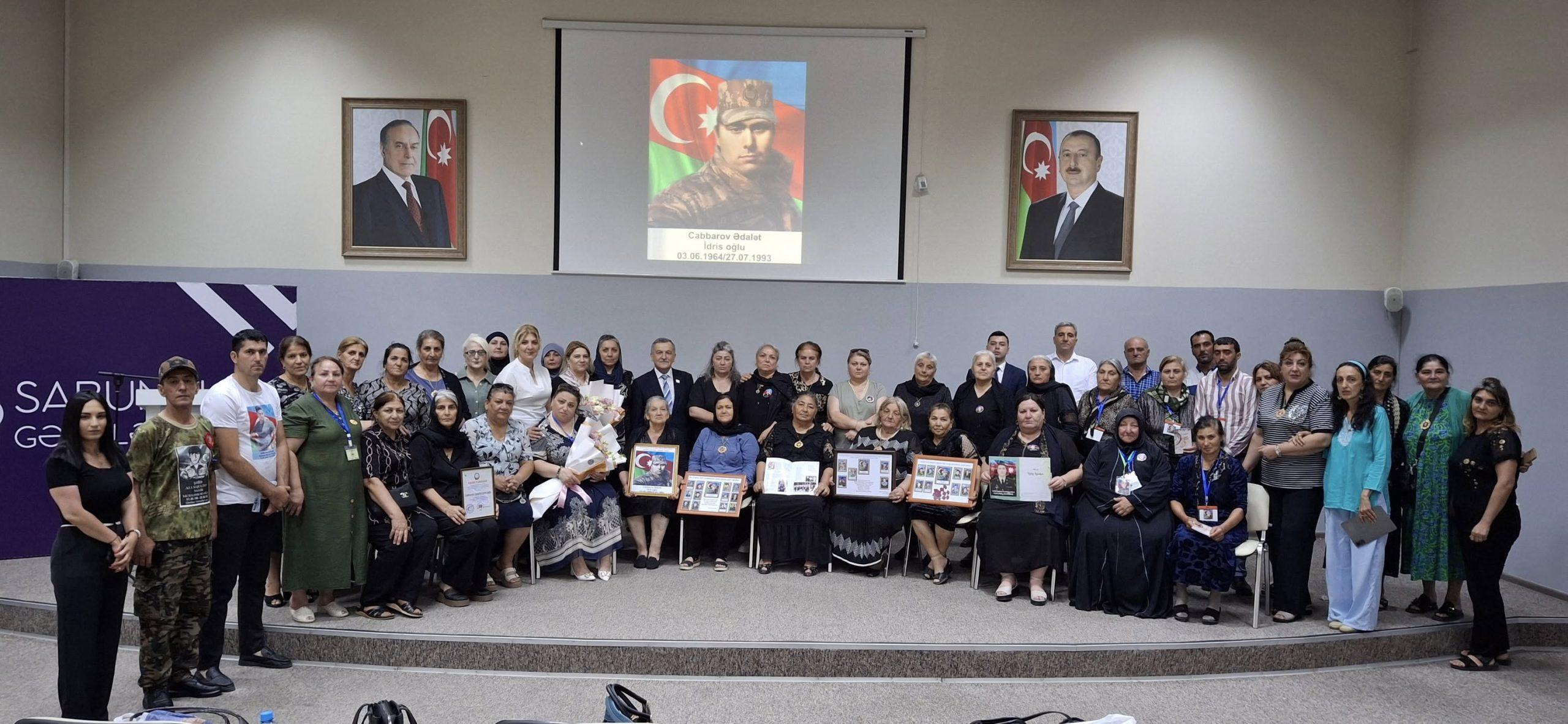 “Qardaşımızın Şəhidliyindən 3 ay sonra yeganə övladı dünyaya gəldi…Nə qardaşımız övladının üzünü gördü, nə də övladı qardaşımızın üzünü görə bildi…”-Şəhadətindən 32 il keçən Birinci Qarabağ Savaşı Şəhidi Ədalət Cabbarovun-ANIM GÜNÜ İLƏ BAĞLI “GƏNCLƏR EVİ”NDƏ TƏDBİR DÜZƏNLƏNDİ, ŞƏHİDİN TƏK OĞLUNA “DƏMİR YUMRUQ” SİMVOLU HƏDİYYƏ OLUNDU – FOTOLAR – YENİLƏNİB – (1)