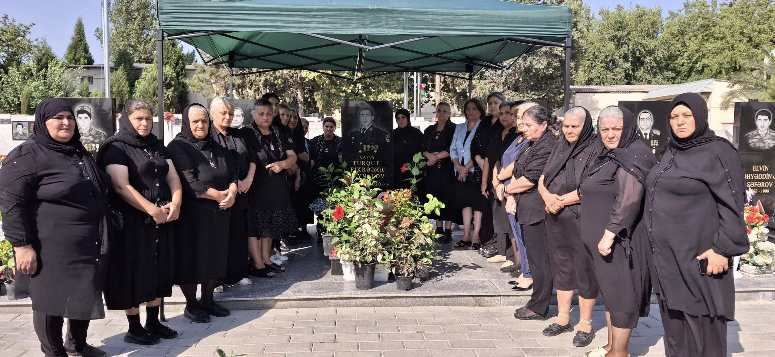 Ailənin dörd övladından biri, subay, MAXE, Bərdənin ilk İkinci Vətən Müharibəsi Şəhidi Turqut Zeynalovun-CƏNNƏTDƏKİ BEŞİNCİ DOĞUM GÜNÜNDƏ MƏZARI ZİYARƏT OLUNDU, İGİDLİYİ VƏ QƏHRƏMANLIĞINDAN BƏHS EDİLDİ, ADINA ÇAY-EHSAN SÜFRƏSİ AÇILDI – FOTOLAR – YENİLƏNİB – (1)