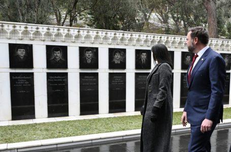 ABŞ Vitse-prezidenti həyat yoldaşı ilə birgə Şəhidlər xiyabanını-ZİYARƏT ETDİ – FOTOLAR